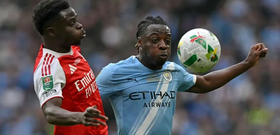 Deux joueurs se disputent le ballon pendant le match