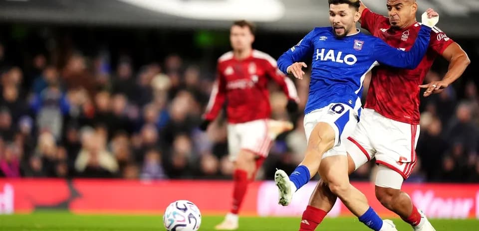 Deux joueurs en action lors d'un match de football