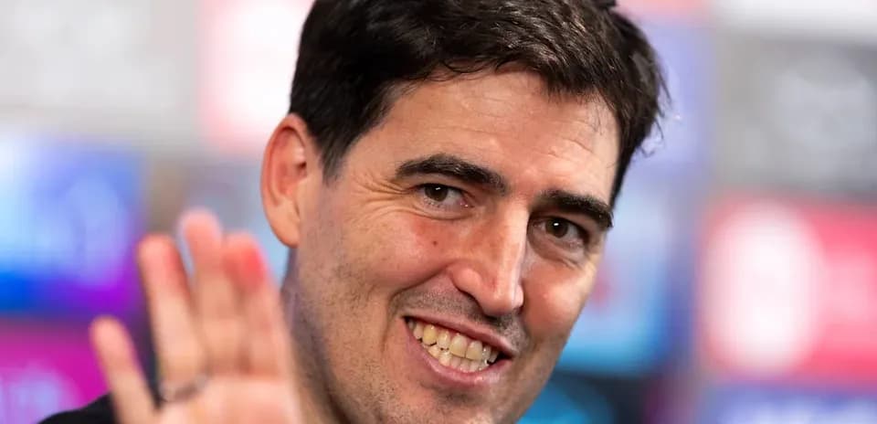 Homme souriant levant la main lors d'une conférence