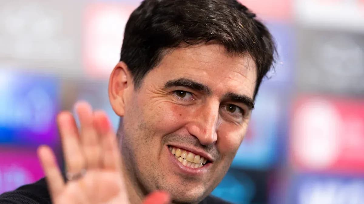 Homme souriant levant la main lors d'une conférence