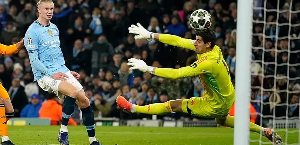 Haaland tirant pendant le match contre Madrid