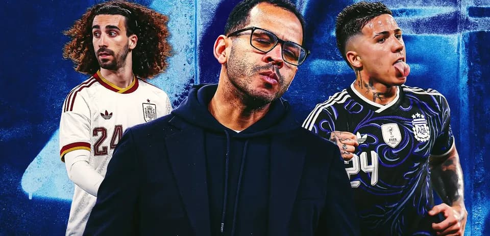 Trois joueurs de football sur fond coloré