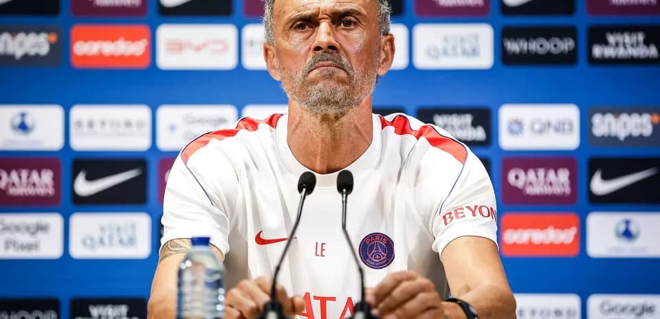 Entraîneur au podium lors d'une conférence de presse