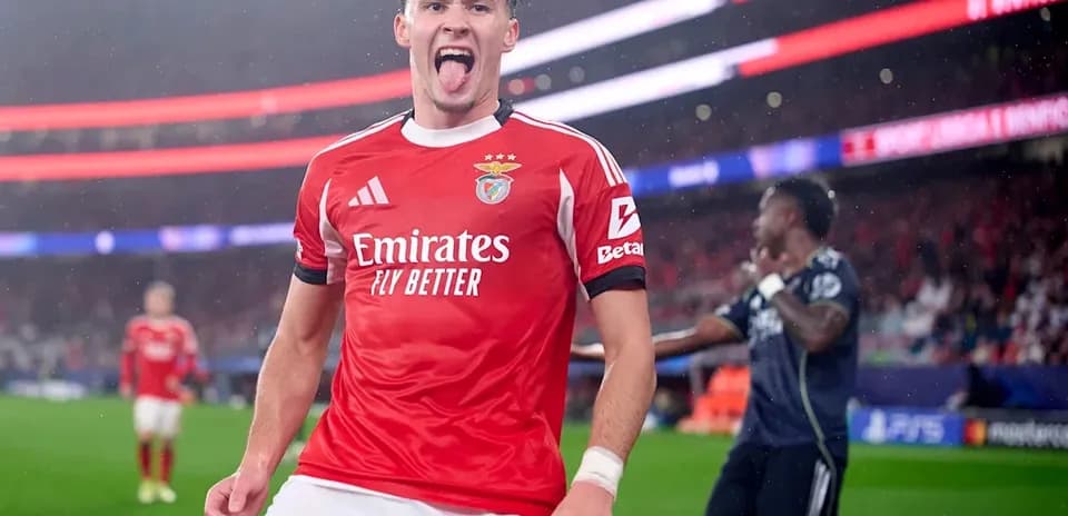 Joueur de Benfica célébrant un but sur le terrain