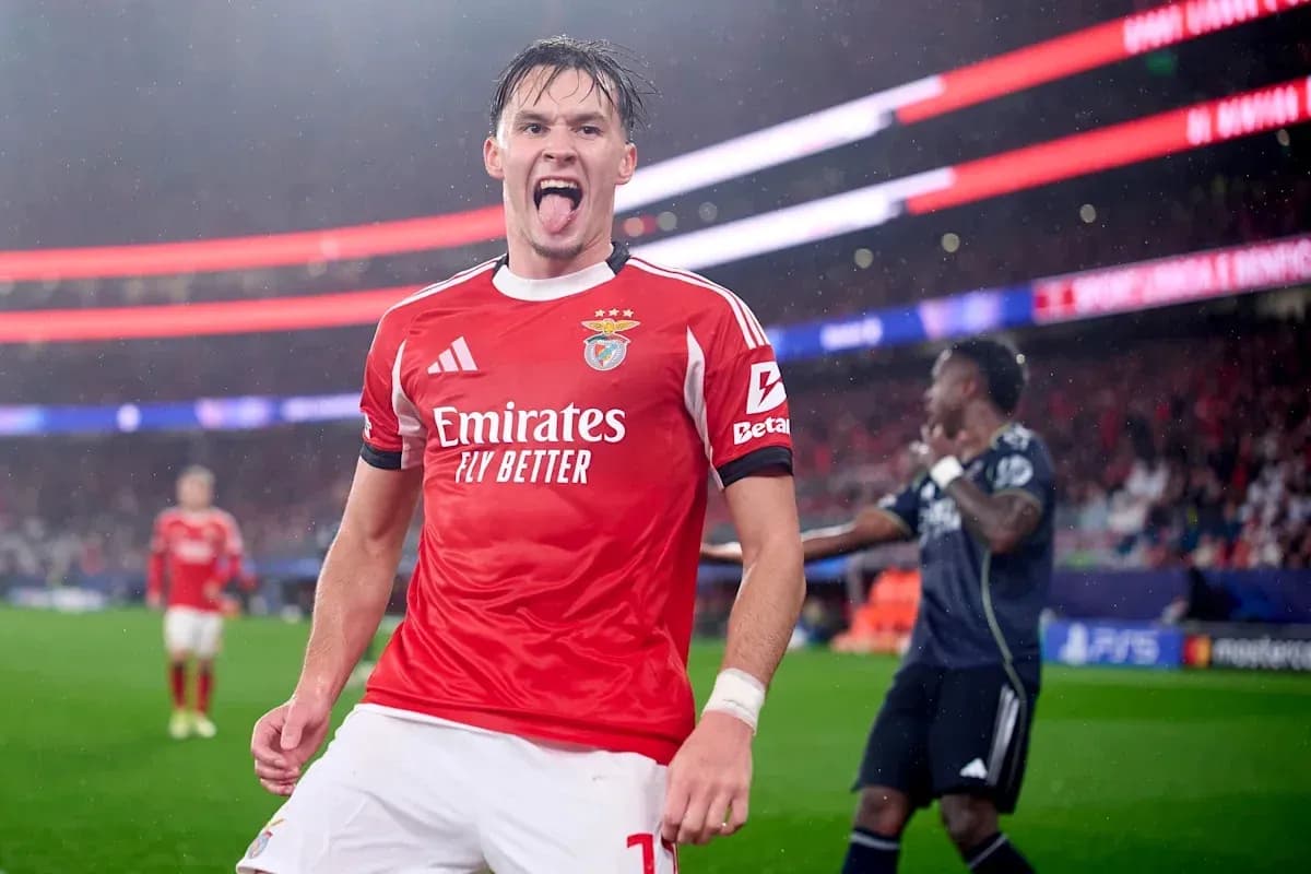 Joueur de Benfica célébrant un but sur le terrain
