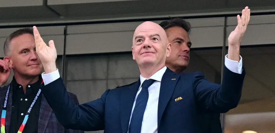 Gianni Infantino saluant depuis une loge lors d'un événement
