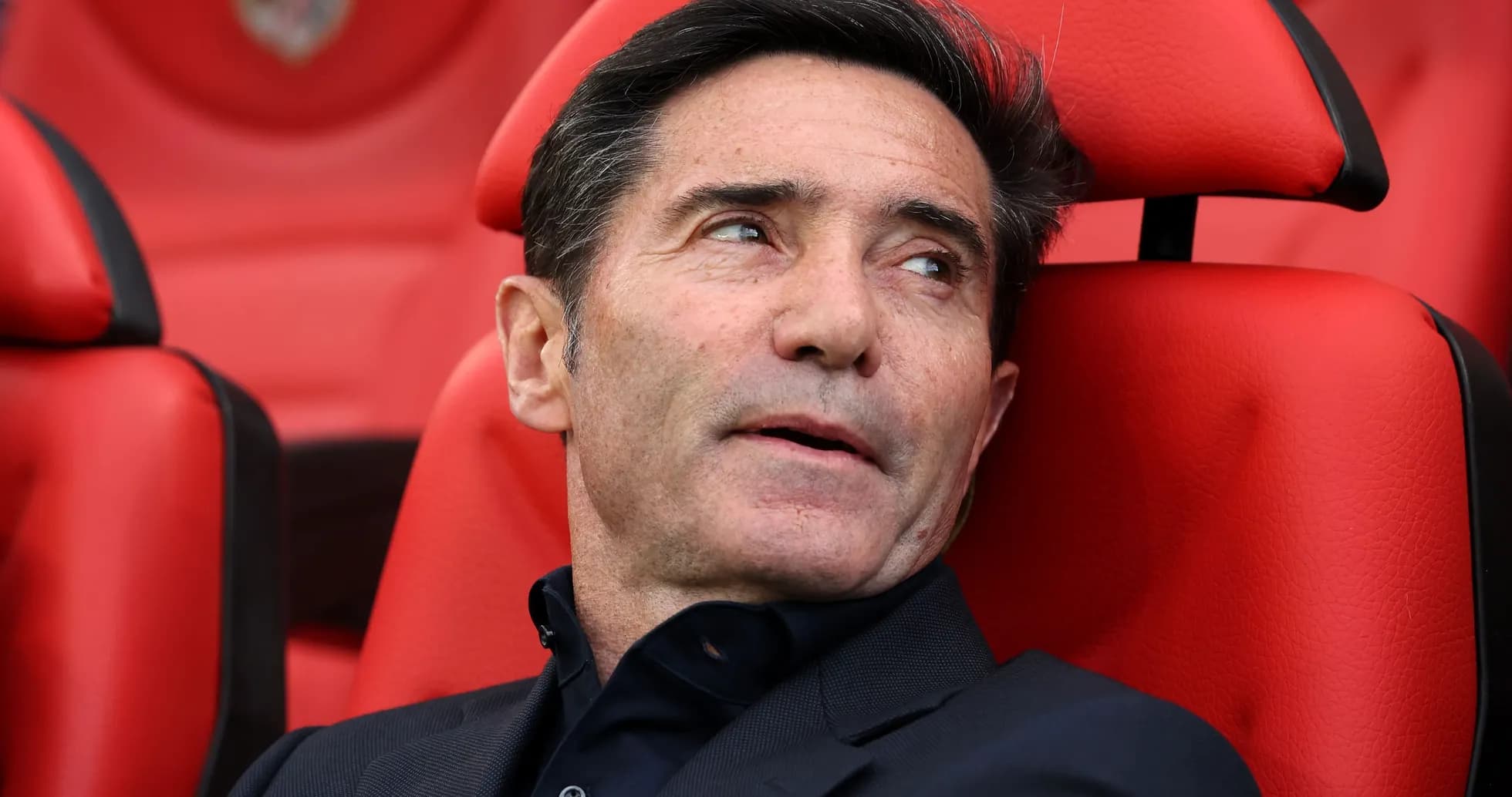 Entraîneur assis sur le banc lors d'un match