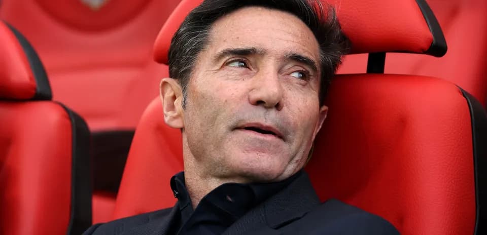 Entraîneur assis sur le banc lors d'un match