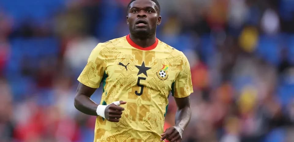 Joueur de football en maillot du Ghana sur le terrain
