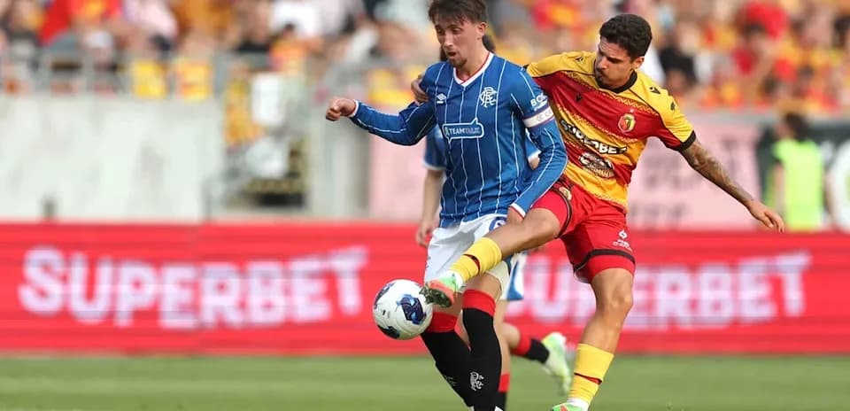 Joueur de Jagiellonia en duel avec joueur de Rangers