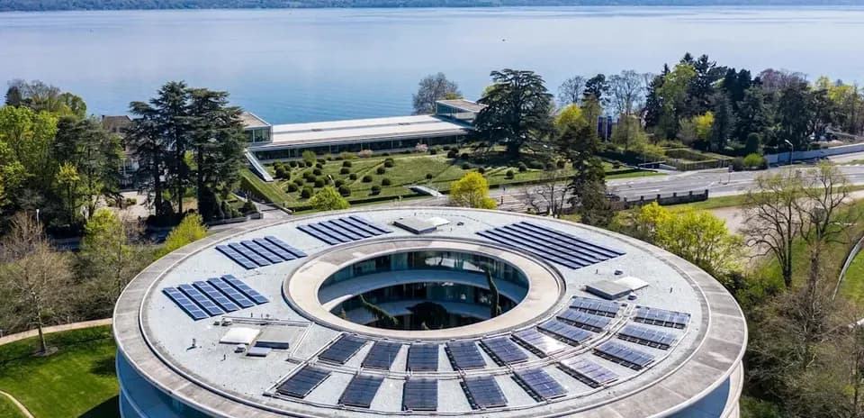 Vue aérienne d'un bâtiment moderne près d'un lac