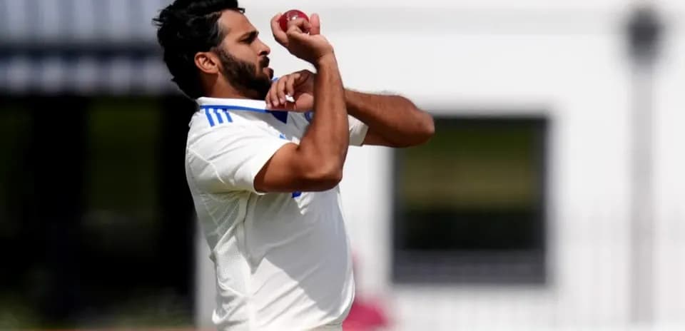 Joueur de cricket en train de lancer la balle