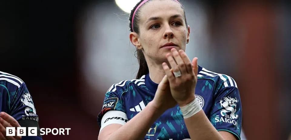Joueuse applaudissant après un match de football