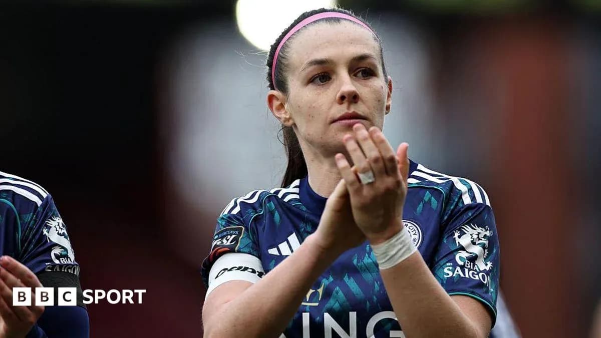 Joueuse applaudissant après un match de football