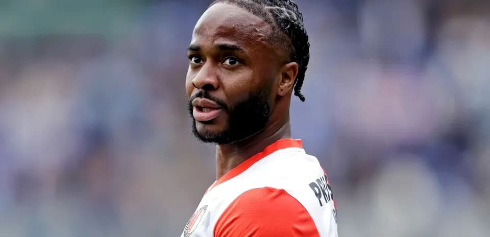 Joueur regardant depuis le terrain pendant un match