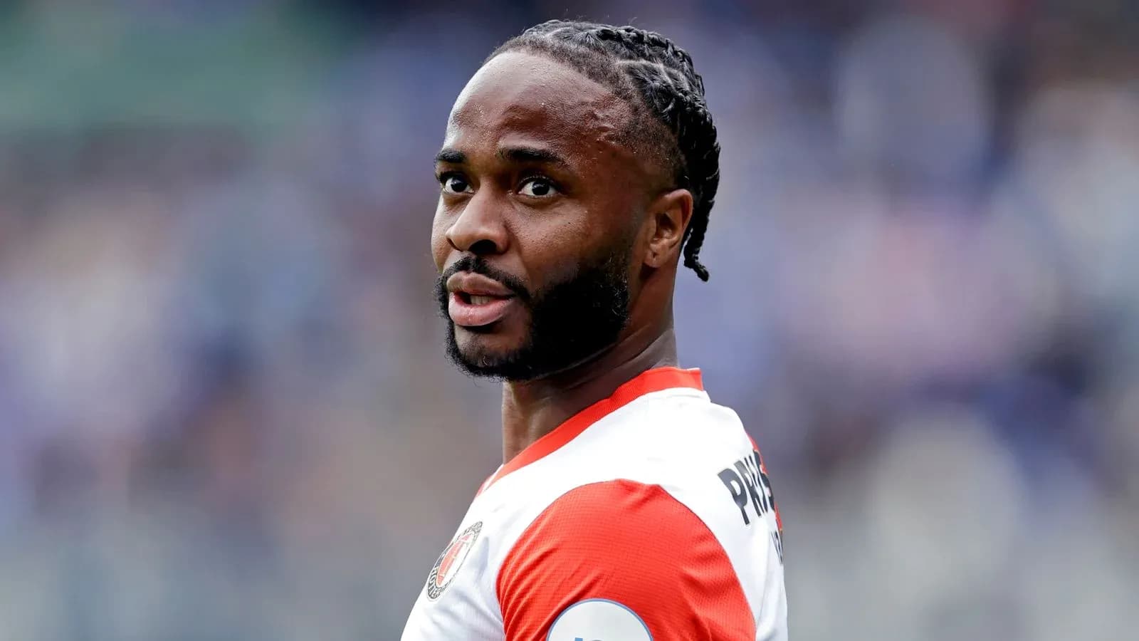 Joueur regardant depuis le terrain pendant un match