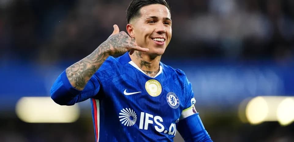 Joueur de Chelsea célébrant avec un geste de téléphone