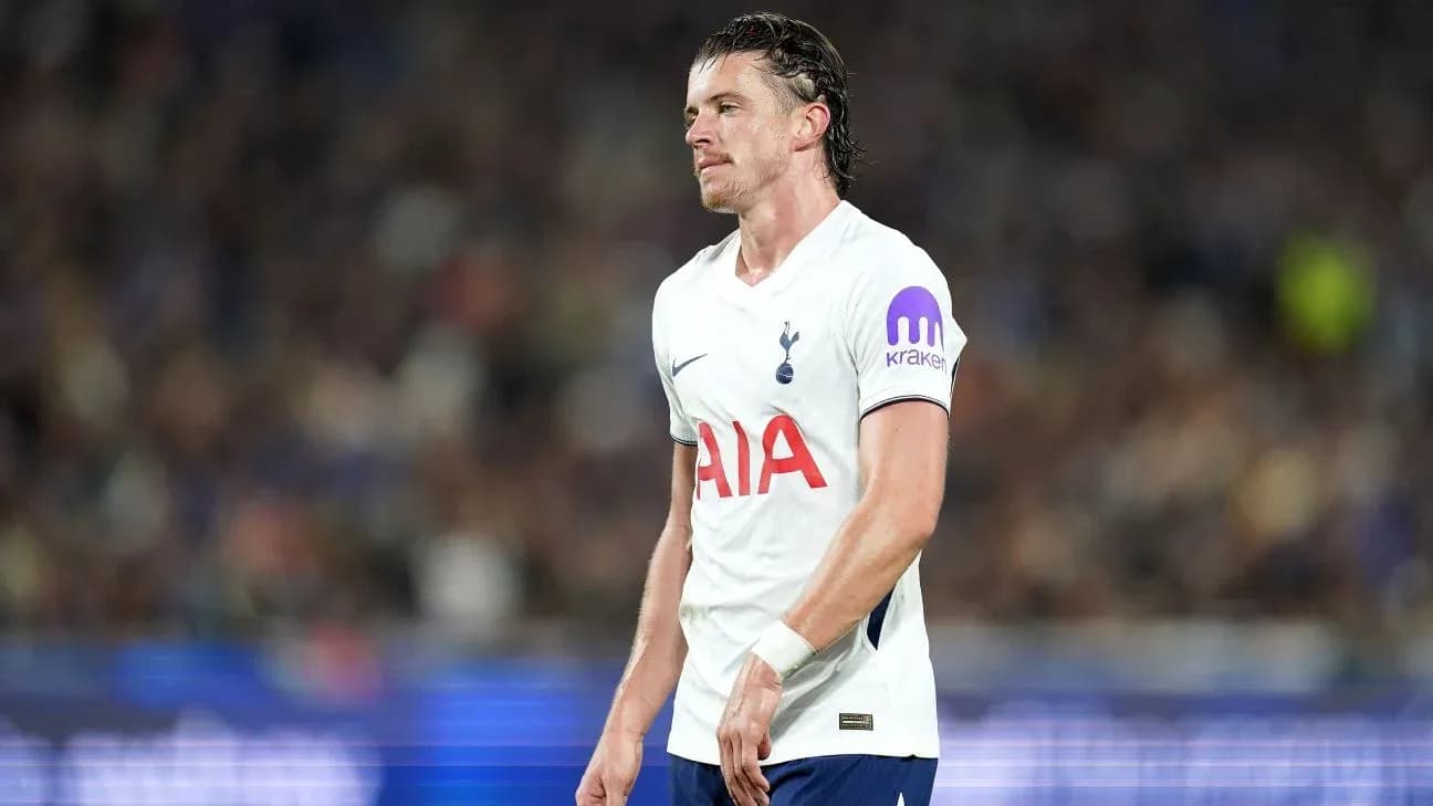 Joueur de Tottenham avec maillot blanc sur le terrain