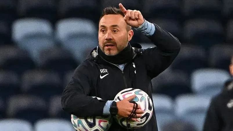 Entraîneur donnant des instructions avec des ballons