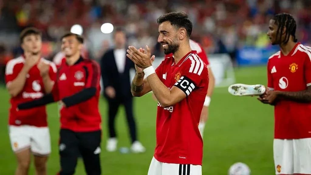 Bruno Fernandes applauding teammates after match