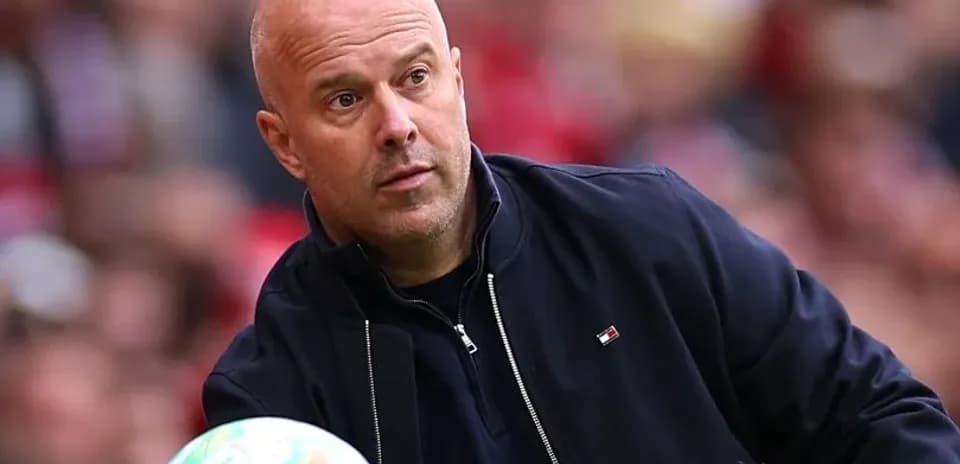 Entraîneur lançant le ballon sur le terrain