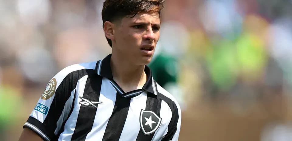 Joueur en maillot noir et blanc sur le terrain