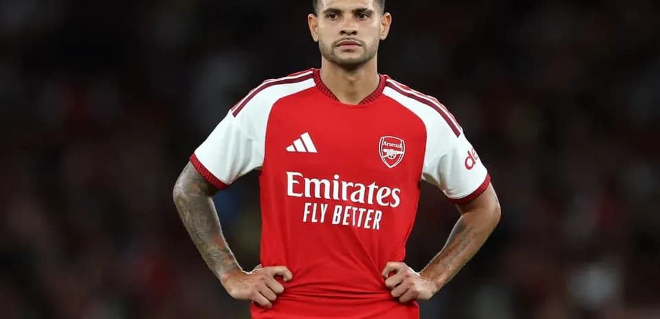 Joueur d'Arsenal en uniforme sur le terrain