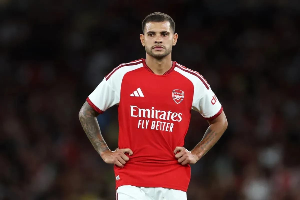 Joueur d'Arsenal en uniforme sur le terrain