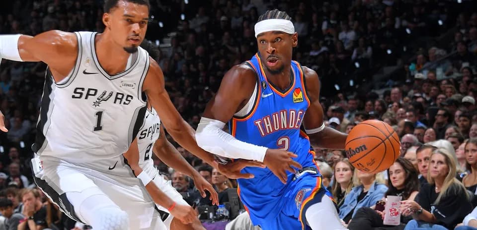 Joueur du Thunder dribblant face aux Spurs