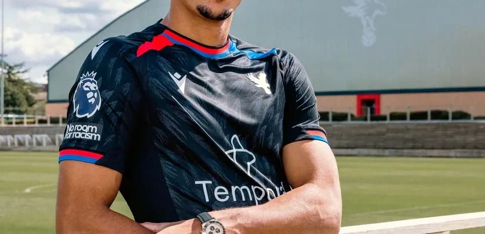 Joueur posant en maillot de Crystal Palace sur terrain