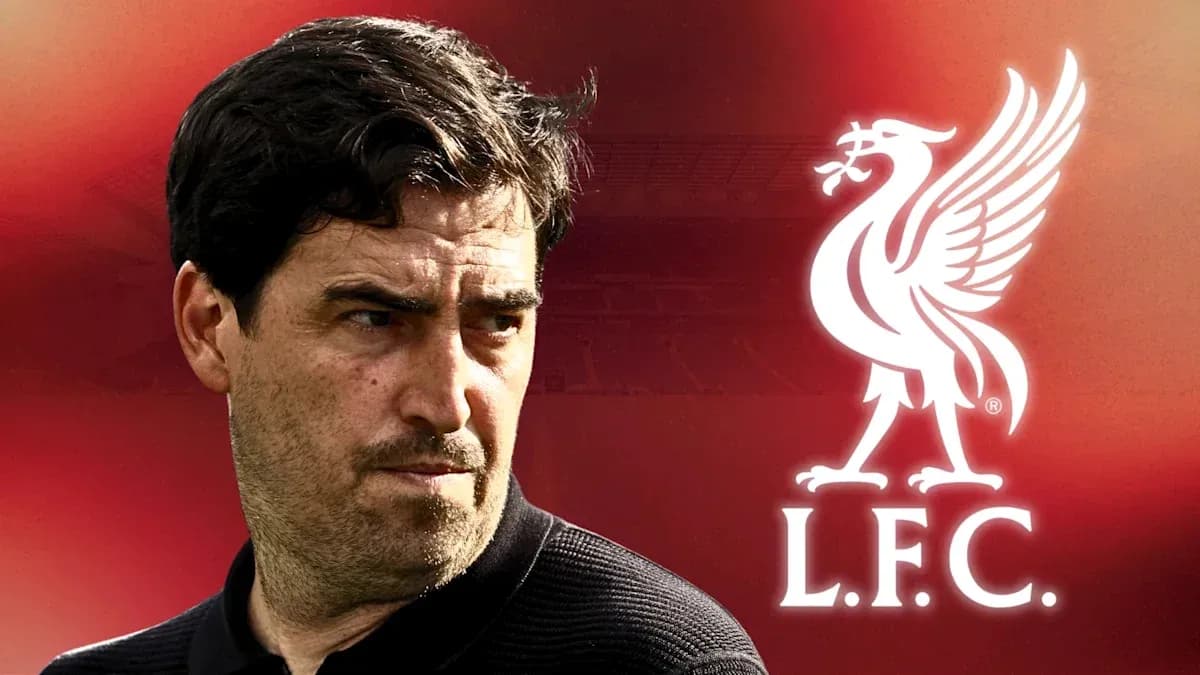 Entraîneur de football avec logo de Liverpool en arrière-plan