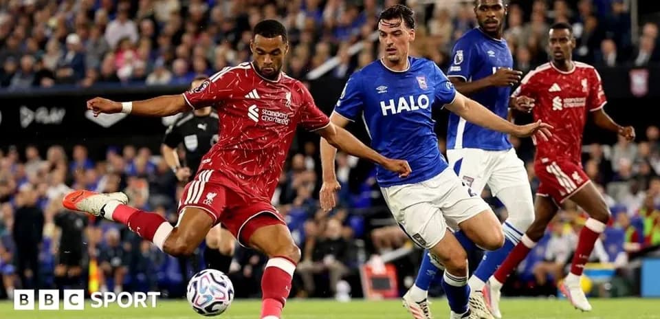 Joueur de Liverpool en train de frapper le ballon