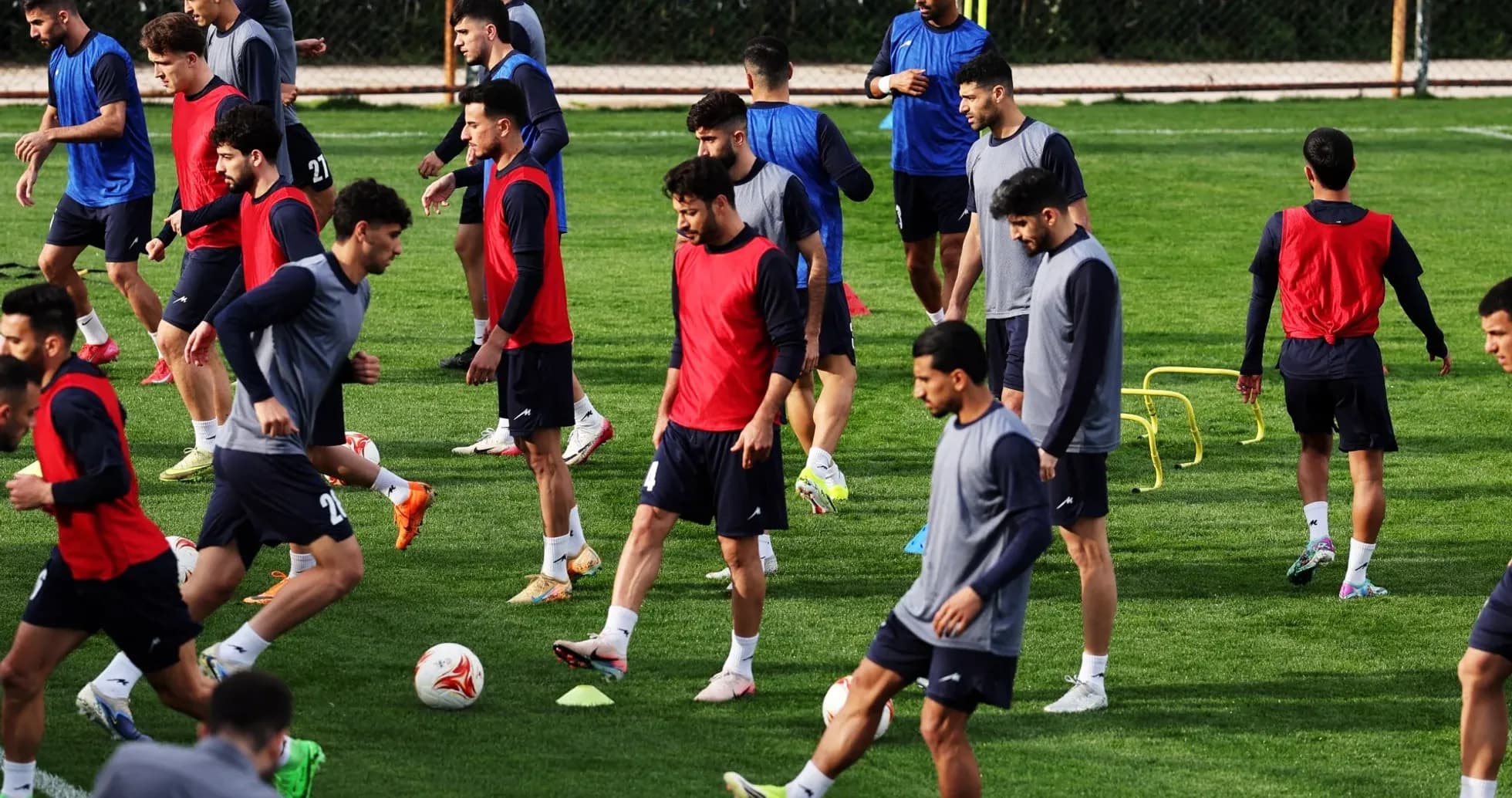 Joueurs s'entraînant sur le terrain avant un match