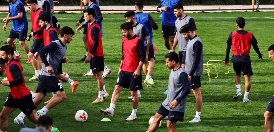 Joueurs s'entraînant sur le terrain avant un match