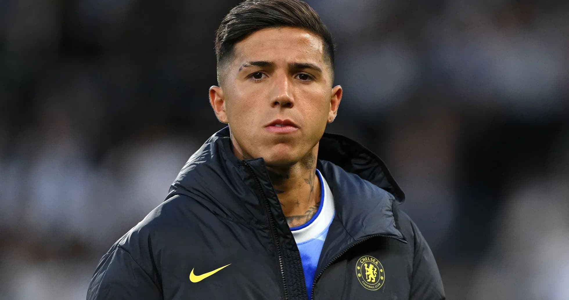 Joueur de Chelsea en tenue d'échauffement sur le terrain