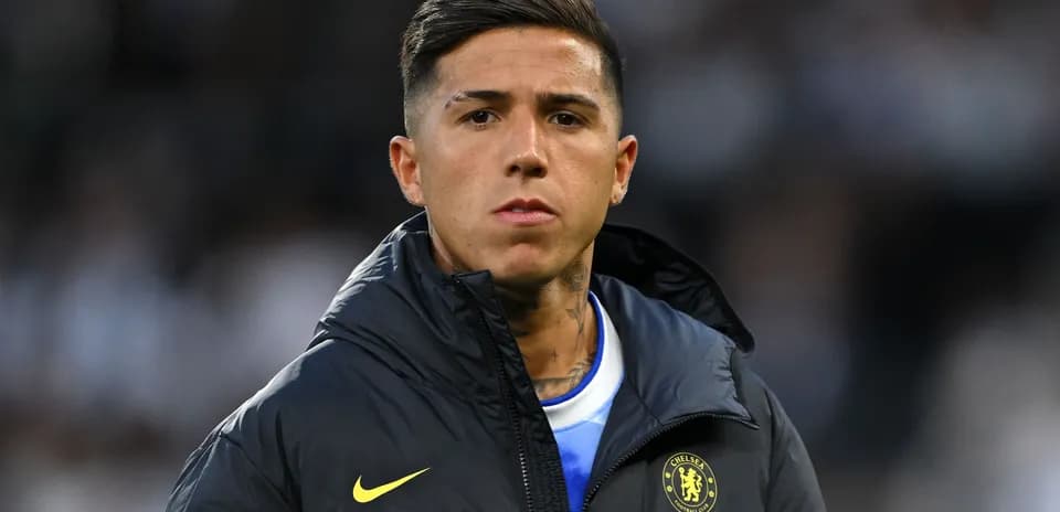 Joueur de Chelsea en tenue d'échauffement sur le terrain