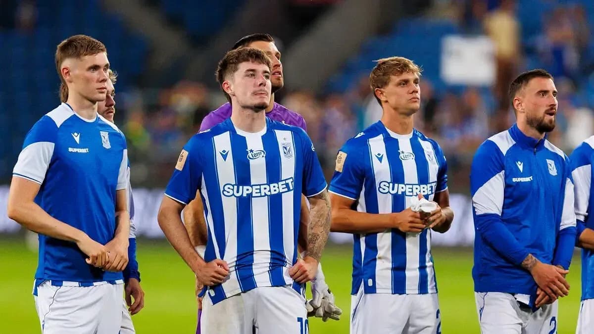 Joueurs de Lech Poznan en attente avant le match