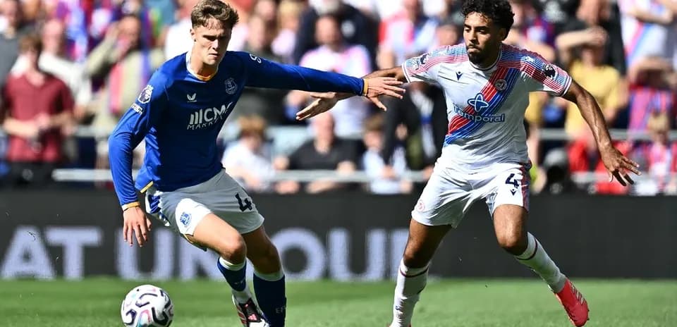 Joueurs en compétition pour le ballon sur le terrain