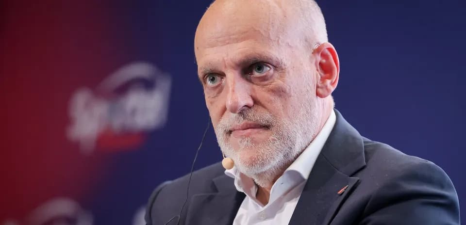 Person parlant lors d'une conférence de presse
