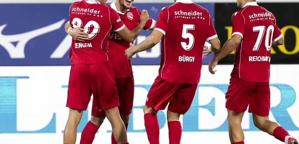 Joueurs du FC Thun célébrant un but