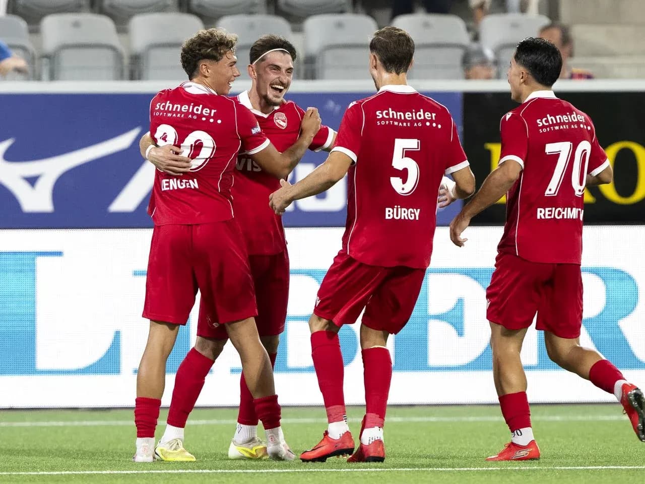 Joueurs du FC Thun célébrant un but