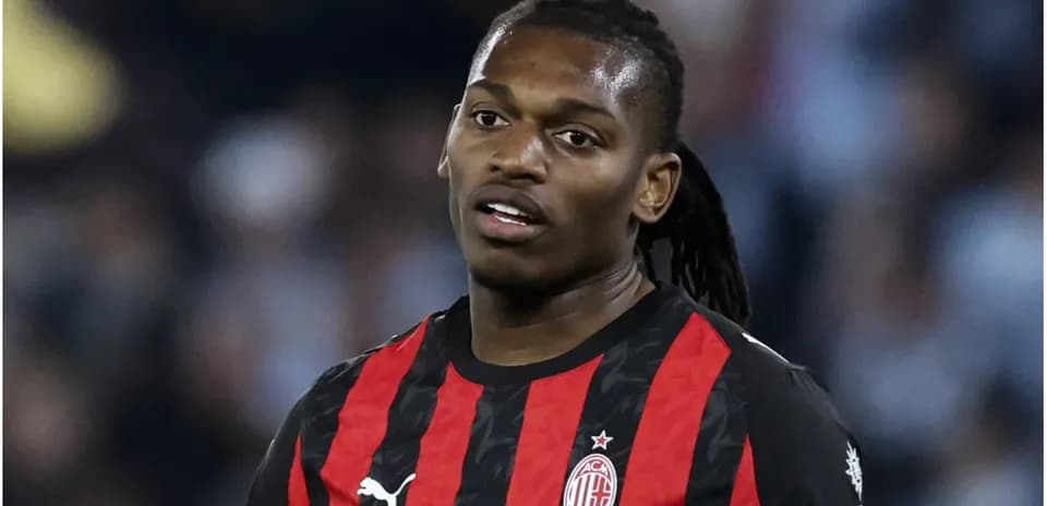 Joueur de l'AC Milan en maillot rouge et noir