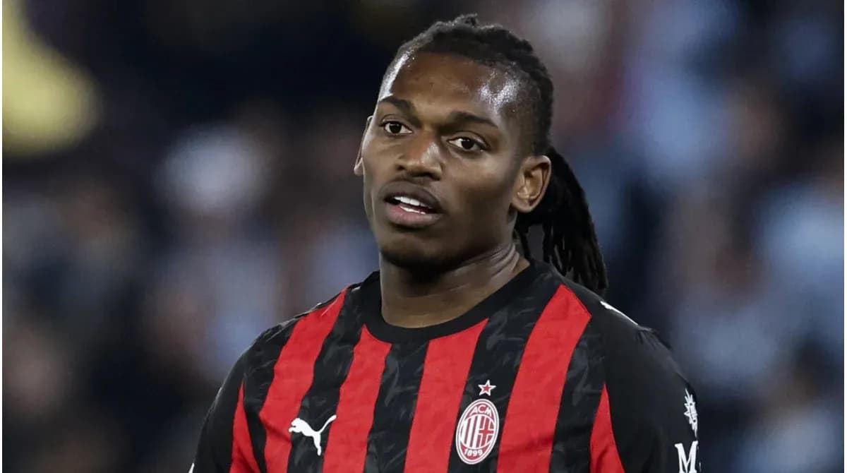 Joueur de l'AC Milan en maillot rouge et noir