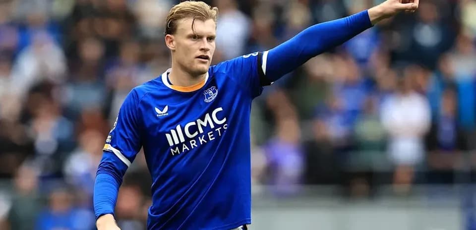 Joueur d'Everton pointant pendant le match