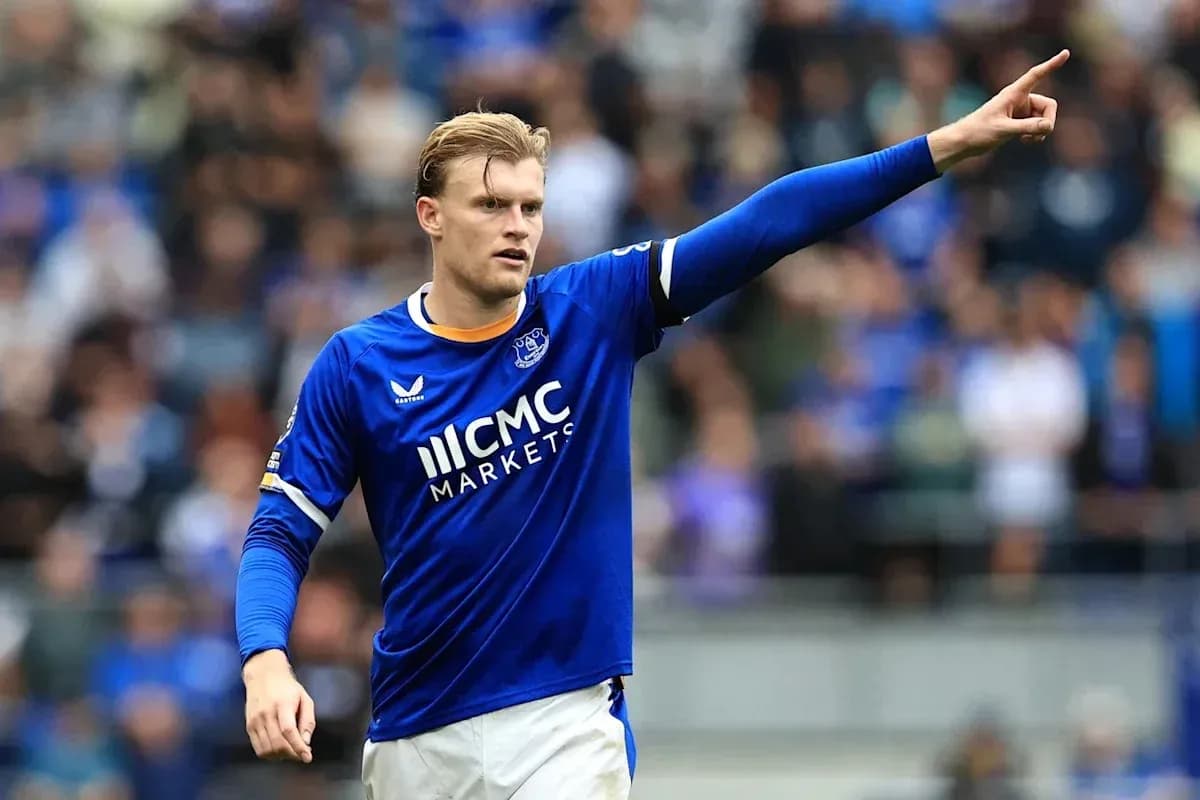 Joueur d'Everton pointant pendant le match
