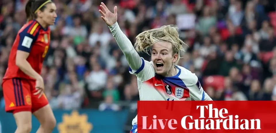 Joueuse anglaise célébrant sur le terrain de football