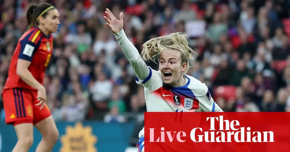 Joueuse anglaise célébrant sur le terrain de football