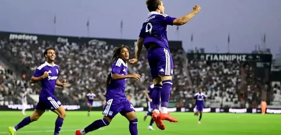 Joueurs d'Anderlecht célébrant un but