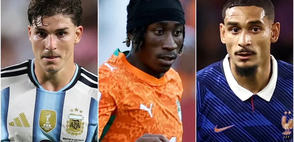 Trois joueurs de football en maillots nationaux