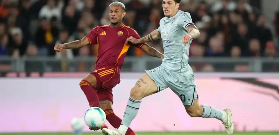 Deux joueurs en action lors d'un match de football